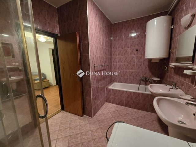 Eladó családi ház, Pécsett 76.9 M Ft, 4 szobás