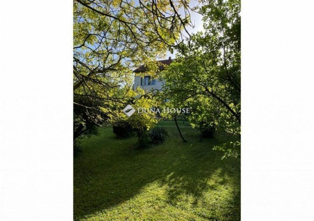 Eladó családi ház, Pécsett 89.9 M Ft, 5 szobás