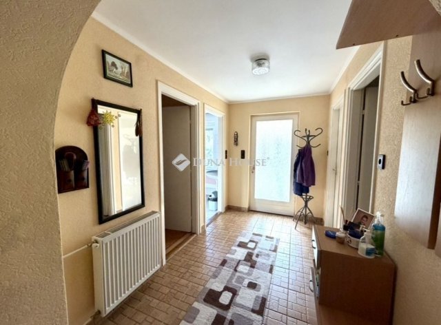 Eladó családi ház, Sárkeresztesen 99.9 M Ft, 7 szobás