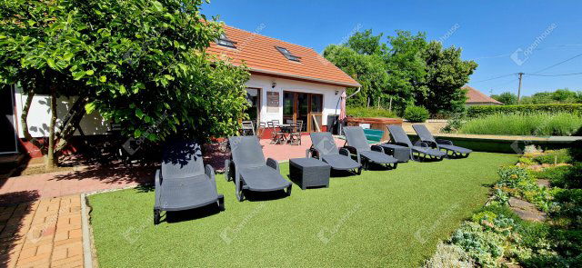 Eladó hotel, Tiszafüreden 270 M Ft, 18 szobás
