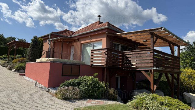Eladó családi ház, Balatongyörökön 199.999 M Ft, 12 szobás