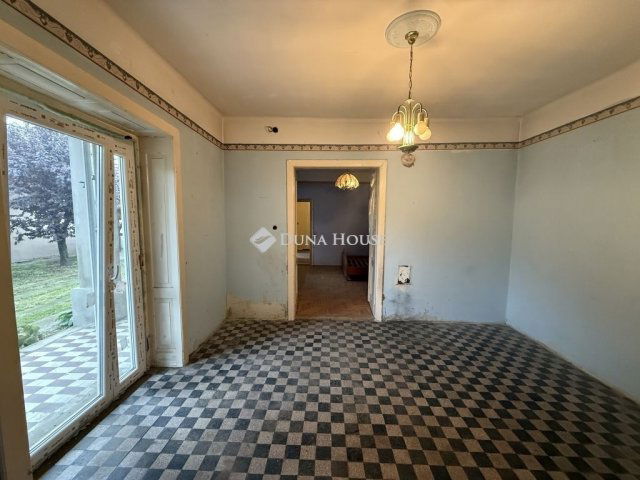 Eladó családi ház, Áporkán 58.5 M Ft, 8 szobás