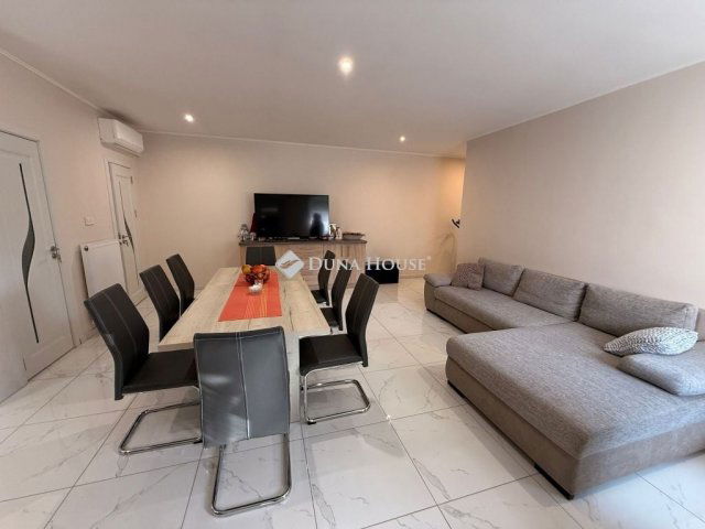 Eladó családi ház, Mohácson 134.9 M Ft, 9 szobás