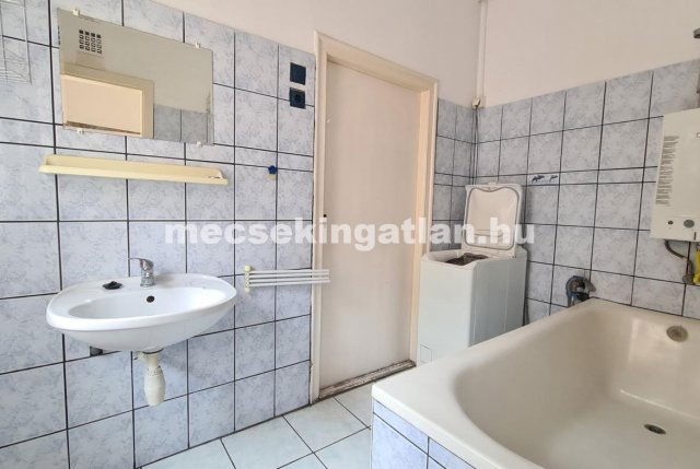 Kiadó téglalakás, albérlet, Pécsett 150 E Ft / hó, 1 szobás