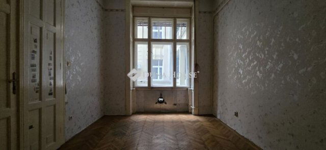 Eladó téglalakás, Budapesten, VI. kerületben 74.9 M Ft, 2 szobás