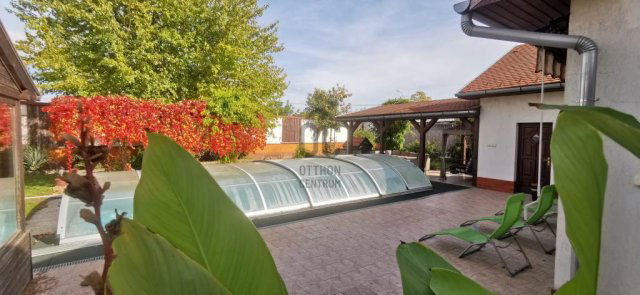 Eladó családi ház, Taksonyon 154.9 M Ft, 9 szobás