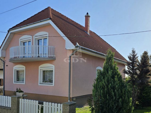 Eladó családi ház, Keszthelyen 98 M Ft, 6 szobás