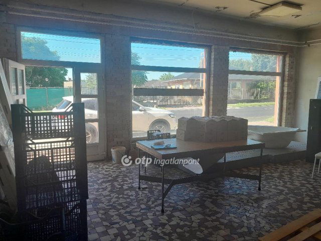 Eladó üzlethelyiség, Komáromban 132 M Ft / költözzbe.hu