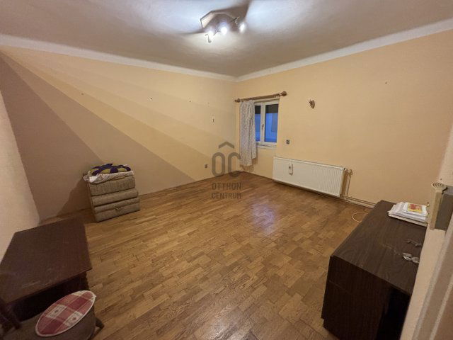 Eladó téglalakás, Várpalotán, Szabadság téren 30.7 M Ft