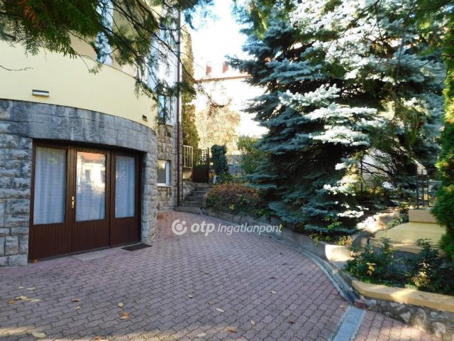 Eladó családi ház, Pécsett 299 M Ft, 9 szobás
