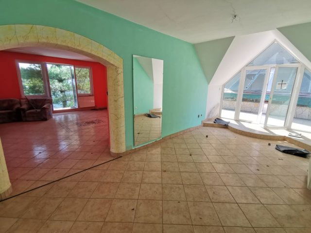 Eladó családi ház, Pécsett 139.99 M Ft, 10 szobás