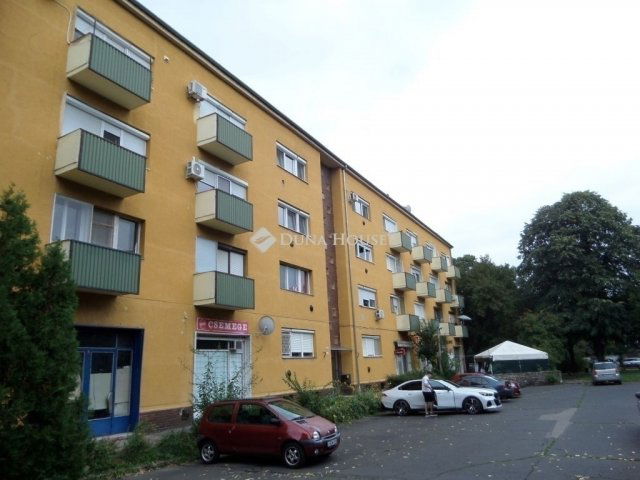 Eladó téglalakás, Pécsett 37.8 M Ft, 2 szobás