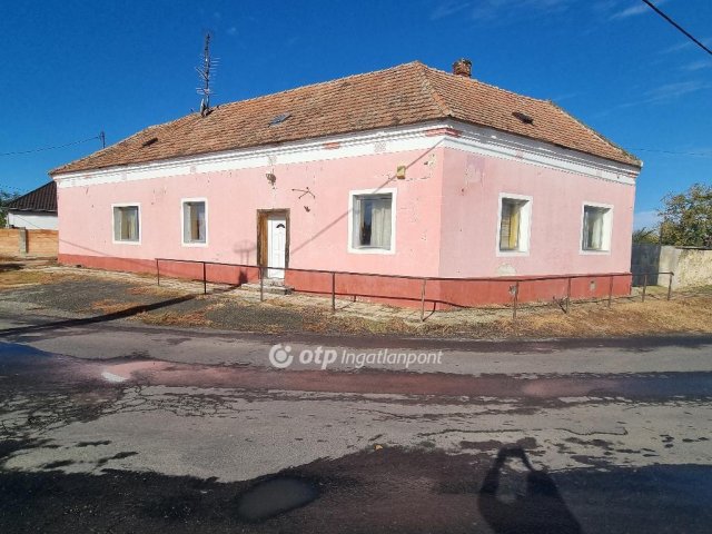 Eladó családi ház, Egyházaskeszőn 14 M Ft, 4+2 szobás