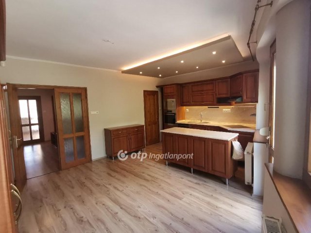 Kiadó téglalakás, albérlet, Békéscsabán 180 E Ft / hó