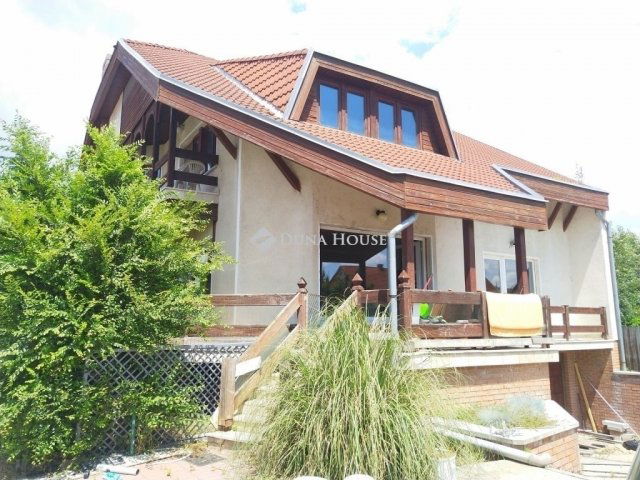 Eladó családi ház, Dunaharasztin 129 M Ft, 9 szobás