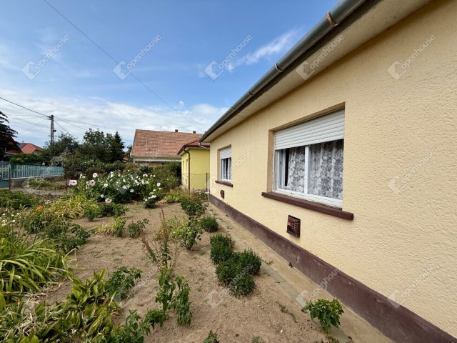 Eladó családi ház, Kőröshegyen 59.9 M Ft, 4 szobás