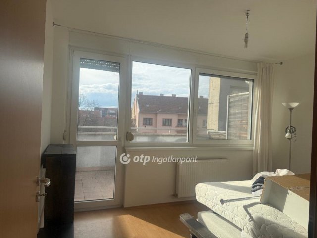 Eladó téglalakás, Pécsett 75 M Ft, 2+1 szobás