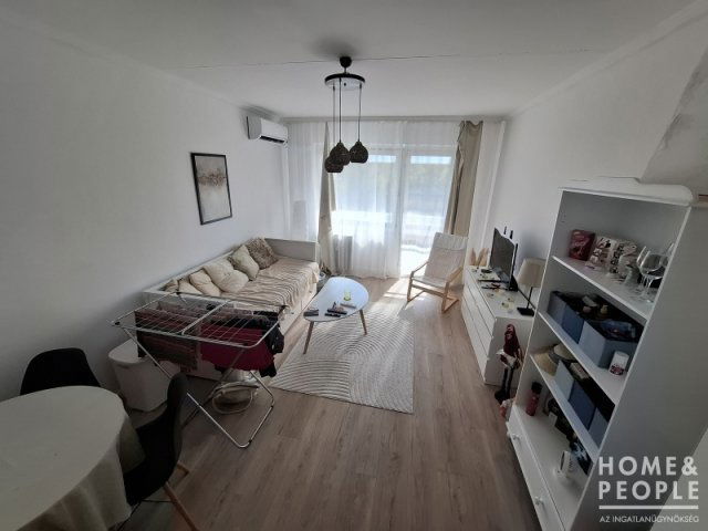 Eladó téglalakás, Szegeden 52.5 M Ft, 1 szobás