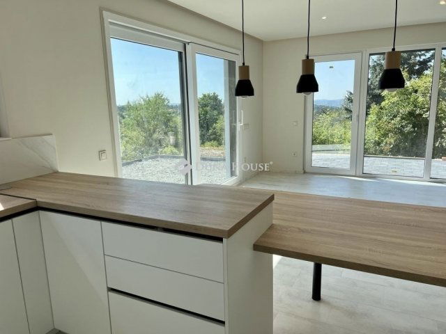 Eladó családi ház, Pécsett 139 M Ft, 4 szobás