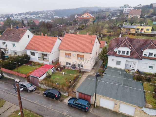 Eladó családi ház, Vácon 99.99 M Ft, 7 szobás