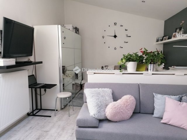 Eladó családi ház, Pécsett 94.99 M Ft, 2 szobás