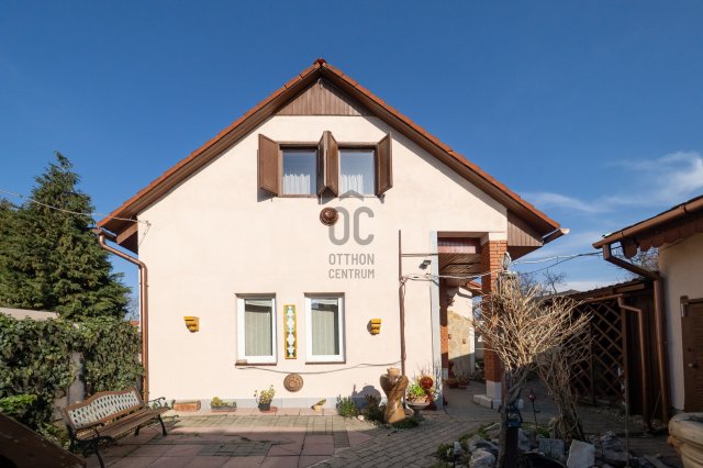 Eladó családi ház, Pécsett 78.9 M Ft, 6 szobás