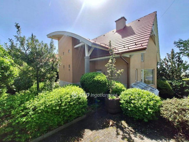 Eladó nyaraló, Szentendrén 265 M Ft, 6 szobás