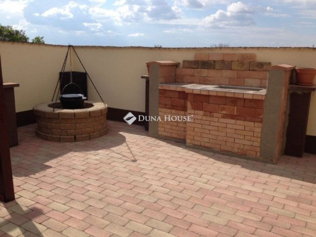 Eladó családi ház, Szadán 130 M Ft, 3 szobás