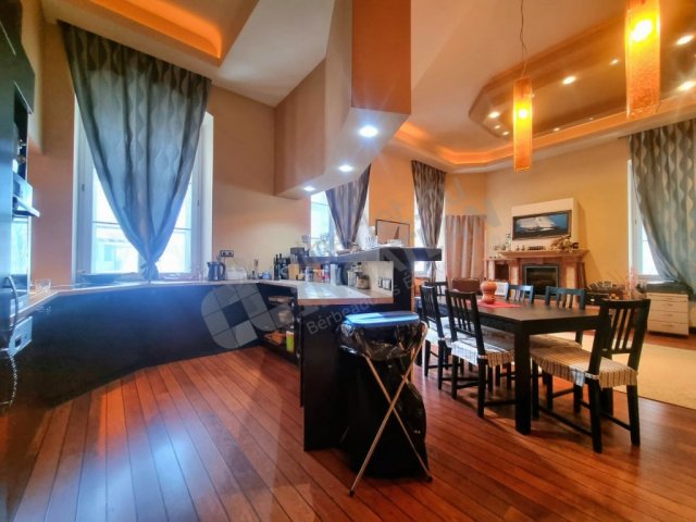 Kiadó téglalakás, albérlet, I. kerületben, Fő utcában