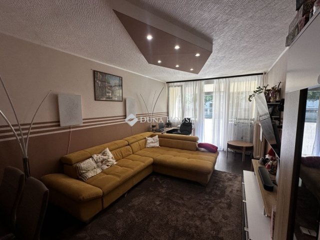 Eladó panellakás, Pécsett 59.9 M Ft, 3 szobás