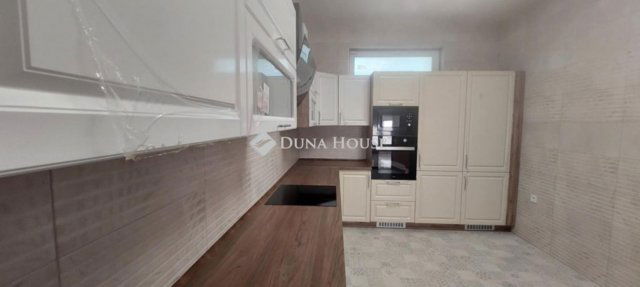 Eladó családi ház, Makón 79.99 M Ft, 4 szobás