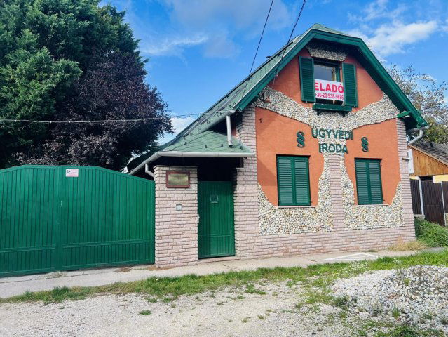 Eladó családi ház, Tatán 142 M Ft, 12 szobás