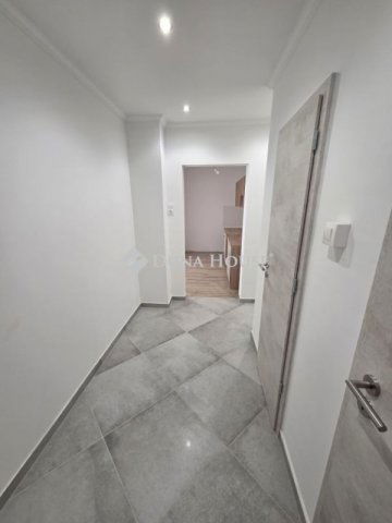 Eladó panellakás, Veszprémben 54.9 M Ft, 3 szobás