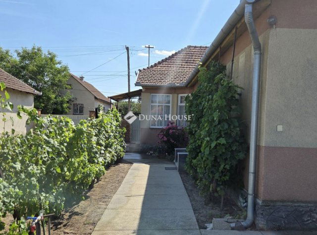 Eladó családi ház, Tiszaalpáron 33 M Ft, 4 szobás