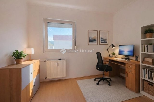 Eladó téglalakás, Pécsett 48.5 M Ft, 3 szobás