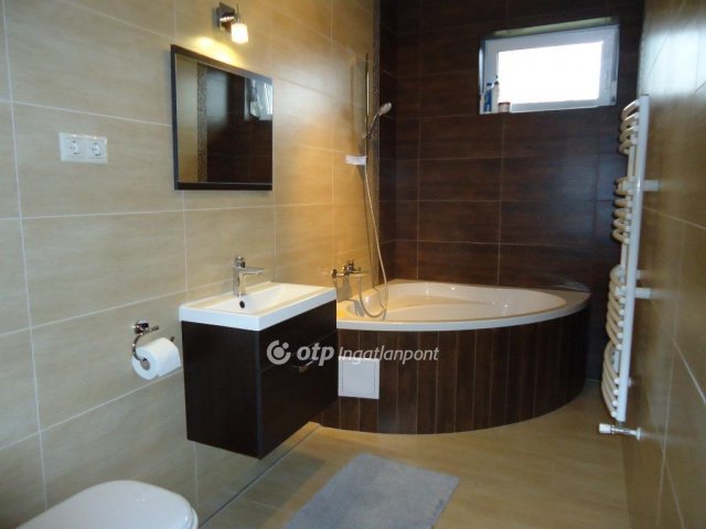 Eladó családi ház, Veszprémvarsányon 119 M Ft, 6 szobás