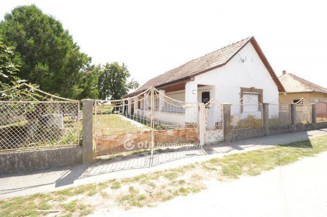 Eladó családi ház, Lóréven 34.9 M Ft, 3 szobás