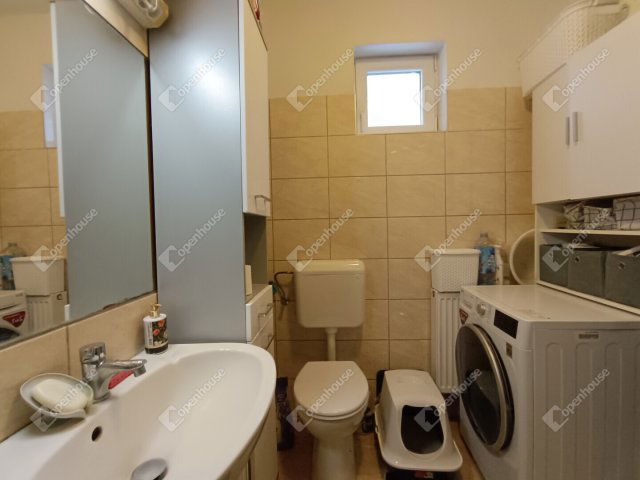 Eladó családi ház, Sopronban 105 M Ft, 8 szobás