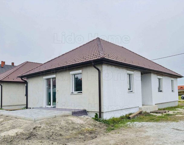 Eladó családi ház, Péren 84.9 M Ft, 4 szobás