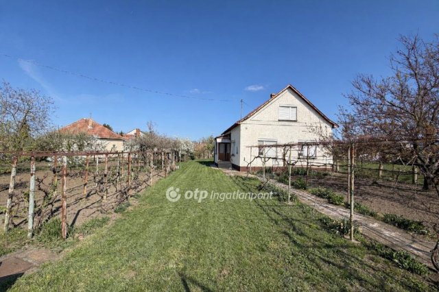 Eladó családi ház, Bárándon 29.9 M Ft, 4 szobás