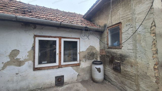 Eladó családi ház, Jászberényben 24.99 M Ft, 2 szobás