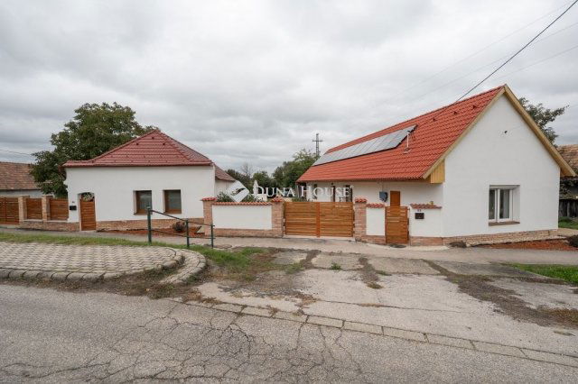 Eladó családi ház, Kecskéden 159 M Ft, 6 szobás