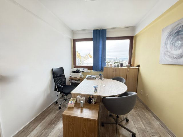 Kiadó iroda, Veszprémben, Óváros téren 80 E Ft / hó