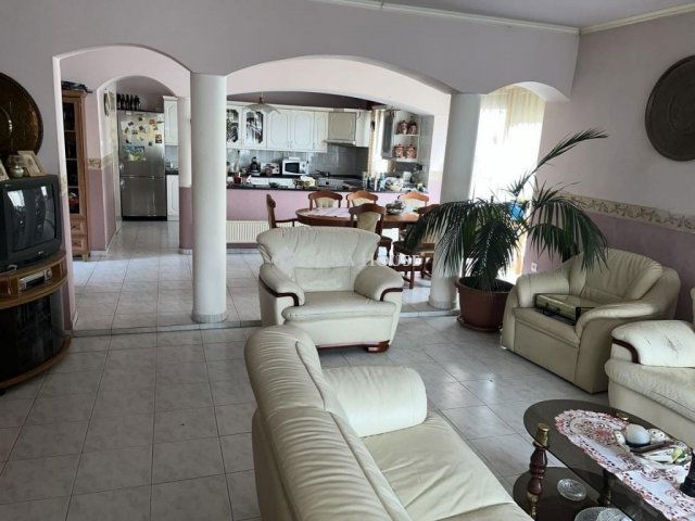 Eladó ikerház, Szentendrén 150 M Ft, 5 szobás