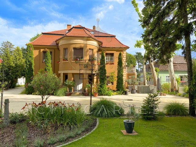 Eladó családi ház, Siófokon 1130.014 M Ft, 10 szobás