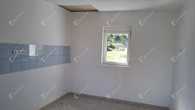 Eladó családi ház, Baksán 10 M Ft, 2 szobás