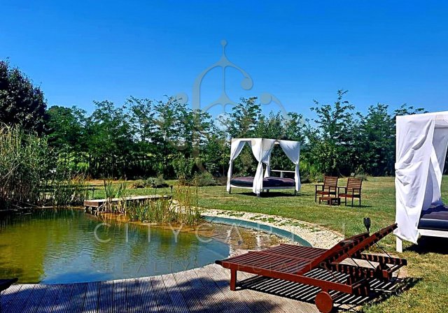 Eladó hotel, Lesencetomajon 300 M Ft, 11 szobás