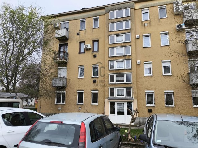 Eladó téglalakás, Pécsett, Komlói úton 34.9 M Ft, 2 szobás