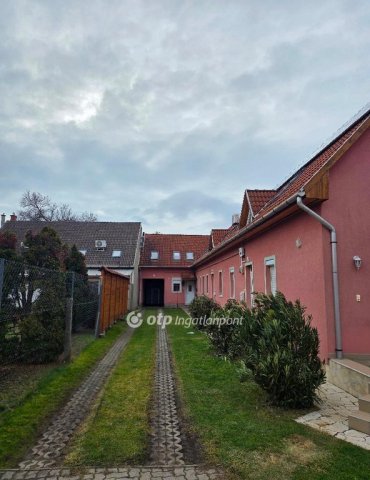 Eladó téglalakás, Egerben 76.5 M Ft, 1+2 szobás