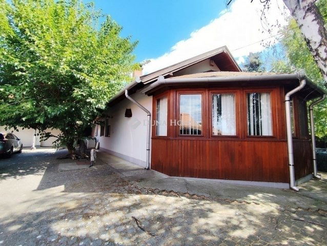 Eladó családi ház, Péterin 100 M Ft, 7 szobás